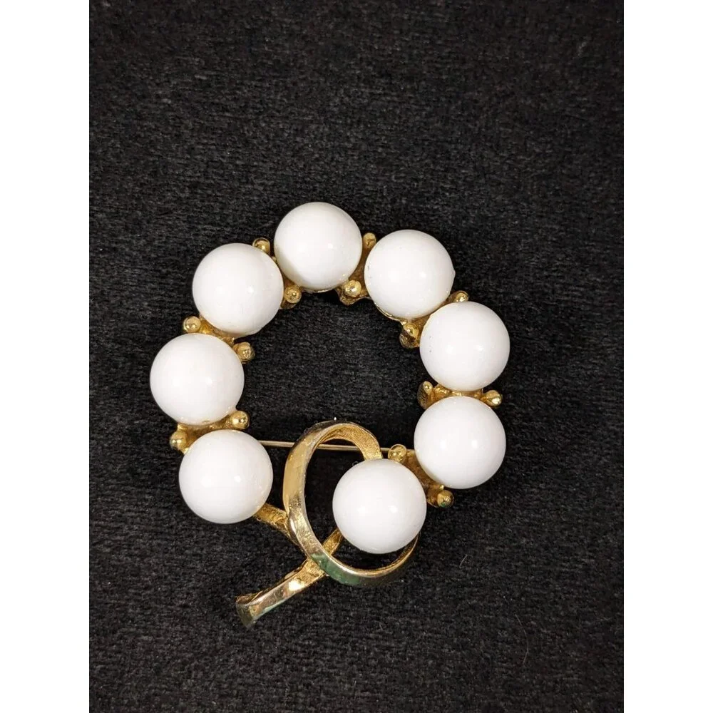 Vintage White Round Cabochon Gold Tone Wreath MOD‎ MCM Pin Brooch